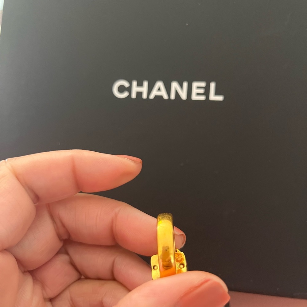 ๐ฅ๐ฅ๐ฅSold๐ฅ๐ฅ๐ฅ Chanel Vintage 2001 24k Plated Ring - Picture 5 of 8